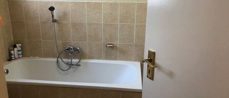 Dusch, handdukar, tvål och schampo