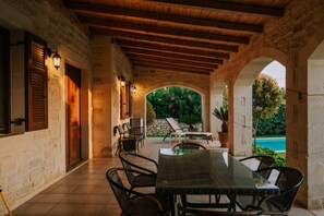 Villa, 3 habitaciones, alberca privada | Restaurante al aire libre
