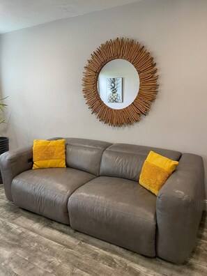 Living area - 2/1 close to Downtown Fort Lauderdale, Free Parking, Washer and Dryer (Fort Lauderdale)