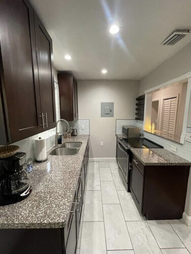 2/1 close to Downtown Fort Lauderdale, Free Parking, Washer and Dryer