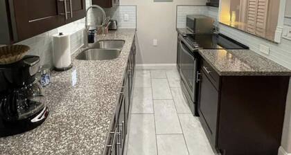 2/1 close to Downtown Fort Lauderdale, Free Parking, Washer and Dryer