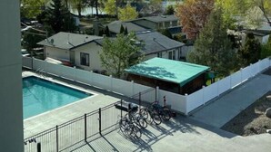 Un quartier résidentiel doté d’une piscine, de vélos et de maisons aux toits végétalisés.