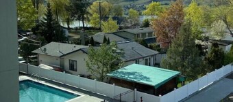 Cute n Cozy Luxury Suite w/ pool and Okanagan Lake front access
