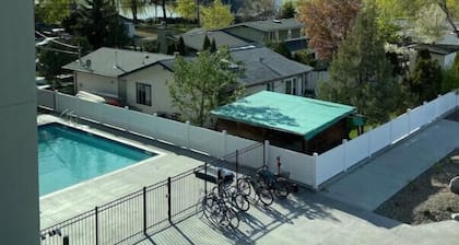 Cute n Cozy Luxury Suite w/ pool and Okanagan Lake front access