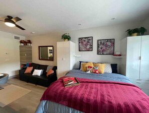 1 bedroom, iron/ironing board, WiFi, bed sheets - Cute n Cozy Luxury Suite and Okanagan Lake front access (Vernon)