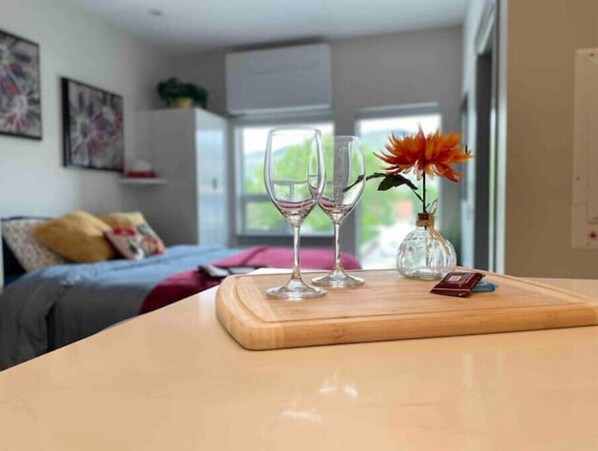 1 habitación, tabla de planchar con plancha, wifi y ropa de cama