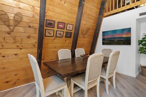 Dining room - Big Bear Den (Big Bear City)