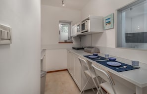 Refrigerador, microondas, lavavajillas, cafetera/tetera