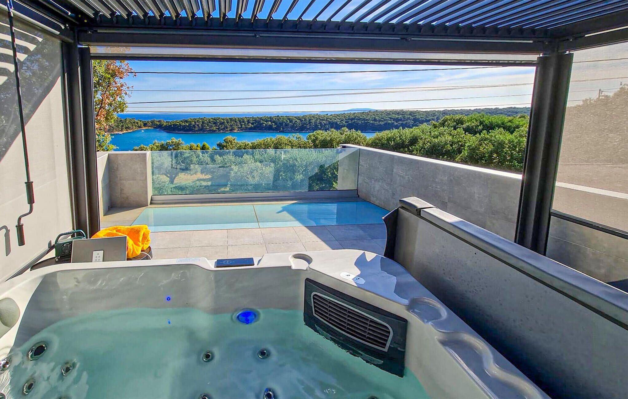 Outdoor spa tub