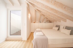 3 bedrooms, desk, iron/ironing board, Internet