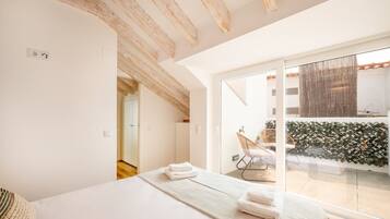 3 slaapkamers, een bureau, een strijkplank/strijkijzer, internet