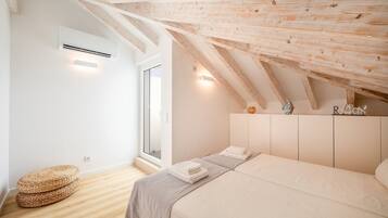 3 slaapkamers, een bureau, een strijkplank/strijkijzer, internet