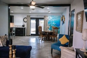 Smart TV - LET D'S COZY COTTAGE #2 PROVIDE YOU A COMFORTABLE STAY IN BIG SPRING, TEXAS!!! (Big Spring)