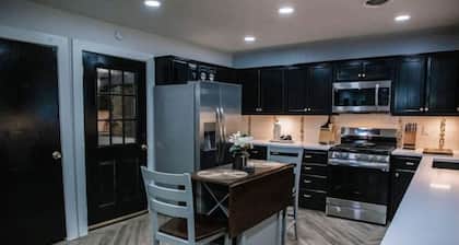 LET D'S COZY COTTAGE #2 PROVIDE YOU A COMFORTABLE STAY IN BIG SPRING, TEXAS!!!
