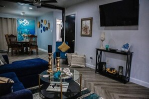 Smart TV - LET D'S COZY COTTAGE #2 PROVIDE YOU A COMFORTABLE STAY IN BIG SPRING, TEXAS!!! (Big Spring)