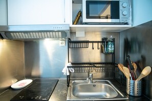 Réfrigérateur, micro-ondes, cafetière/bouilloire