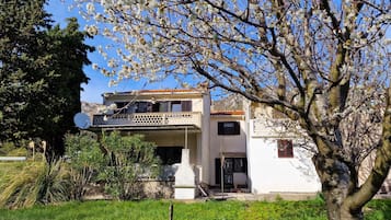 House, 3 Bedrooms, Balcony, Garden View | Front of property