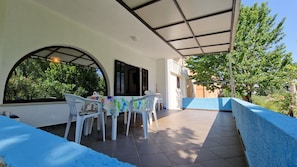 House, 3 Bedrooms, Balcony, Garden View | Outdoor dining