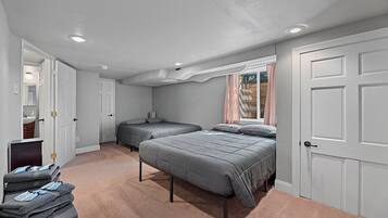 3 bedrooms, in-room safe, iron/ironing board, travel crib