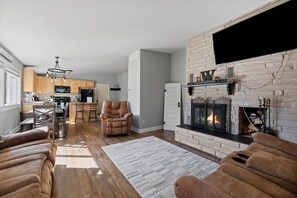 Smart TV, fireplace - Woodburn. (Spearfish)