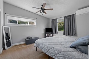 3 bedrooms, in-room safe, iron/ironing board, travel cot - Woodburn. (Spearfish)