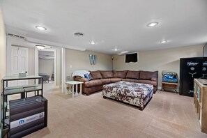 Smart TV, fireplace - Woodburn. (Spearfish)