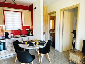 Private kitchen - Cozy Snuggle- 2min To Beach, 6min Walk To Old Town (Chania)