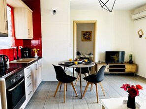 Private kitchen - Cozy Snuggle- 2min To Beach, 6min Walk To Old Town (Chania)