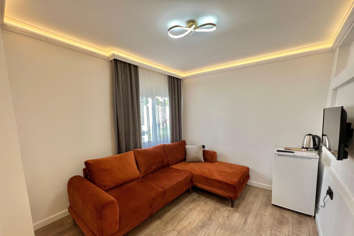 Condo Confort, 2 camas Queen size | Área de sala de estar | Televisión LED