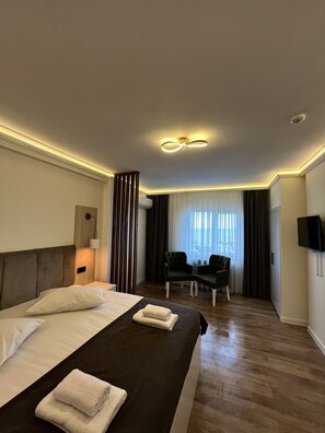 Deluxe Room, 1 Queen Bed, Sea View | Soundproofing, free WiFi, bed sheets - Golden Life Suite (Akçaabat)