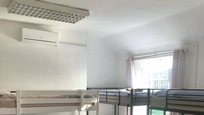 Chambre de base | Rideaux d’obscurcissement, accès au Wi-Fi (inclus)