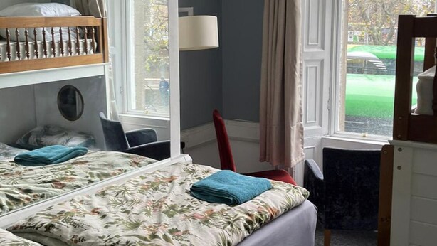 Chambre Ville | Rideaux d’obscurcissement, accès au Wi-Fi (inclus)