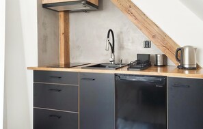 Refrigerador, parrilla de estufa y utensilios de cocina 