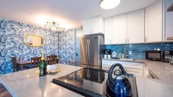 Kondo Mewah | Dapur pribadi | Lemari es besar, microwave, oven, dan kompor