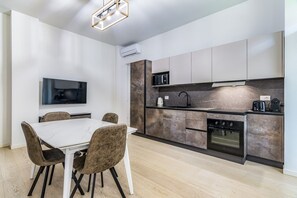 Réfrigérateur, micro-ondes, four, plaque de cuisson