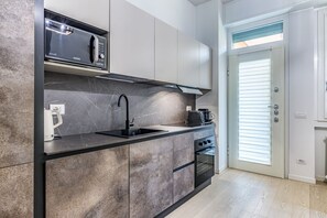 Kühlschrank, Mikrowelle, Ofen, Herdplatte