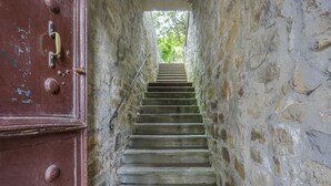 A narrow stone staircase leading to a bright area with greenery. - Gelsomino - Sweet Dreams in Florence (Firenze)