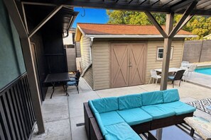 Outdoor dining - Grand Oasis Kelowna, Resort-Style Pool, Hot Tub, Sauna 5 Min to Downtown (Kelowna)