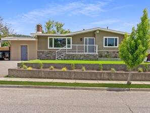 Exterior - Grand Oasis Kelowna, Resort-Style Pool, Hot Tub, Sauna 5 Min to Downtown (Kelowna)