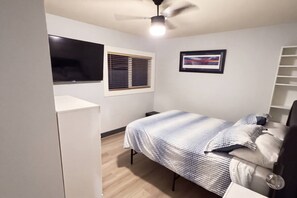 Room - Grand Oasis Kelowna, Resort-Style Pool, Hot Tub, Sauna 5 Min to Downtown (Kelowna)