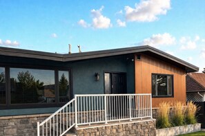 Exterior - Grand Oasis Kelowna, Resort-Style Pool, Hot Tub, Sauna 5 Min to Downtown (Kelowna)