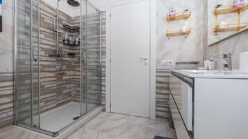 Haartrockner, Bidet, HandtĂŒcher, Seife