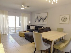Smart TV - Stunning beachfront condo. Relax, Enjoy, Sunset, RumPoint, Pool & Heated Jacuzzi (Grand Cayman)
