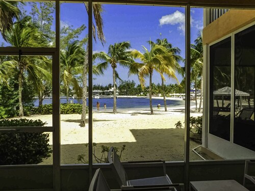 Stunning beachfront condo. Relax, Enjoy, Sunset, RumPoint, Pool & Heated Jacuzzi