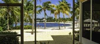 Stunning beachfront condo. Relax, Enjoy, Sunset, RumPoint, Pool & Heated Jacuzzi