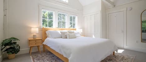4 bedrooms, desk, iron/ironing board, travel cot