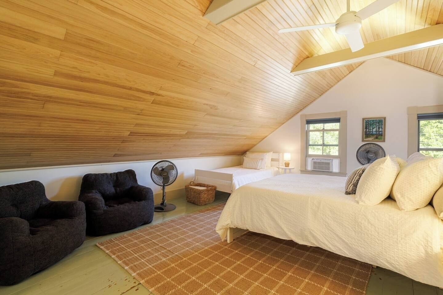 4 bedrooms, desk, iron/ironing board, travel crib