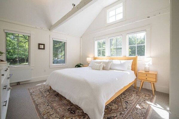 4 bedrooms, desk, iron/ironing board, travel cot