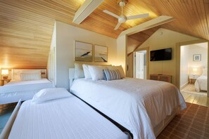 4 slaapkamers, een bureau, een strijkplank/strijkijzer, reisbedje