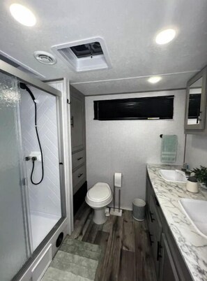 Toalhas de banho, sabonete, shampoo, papel higiênico